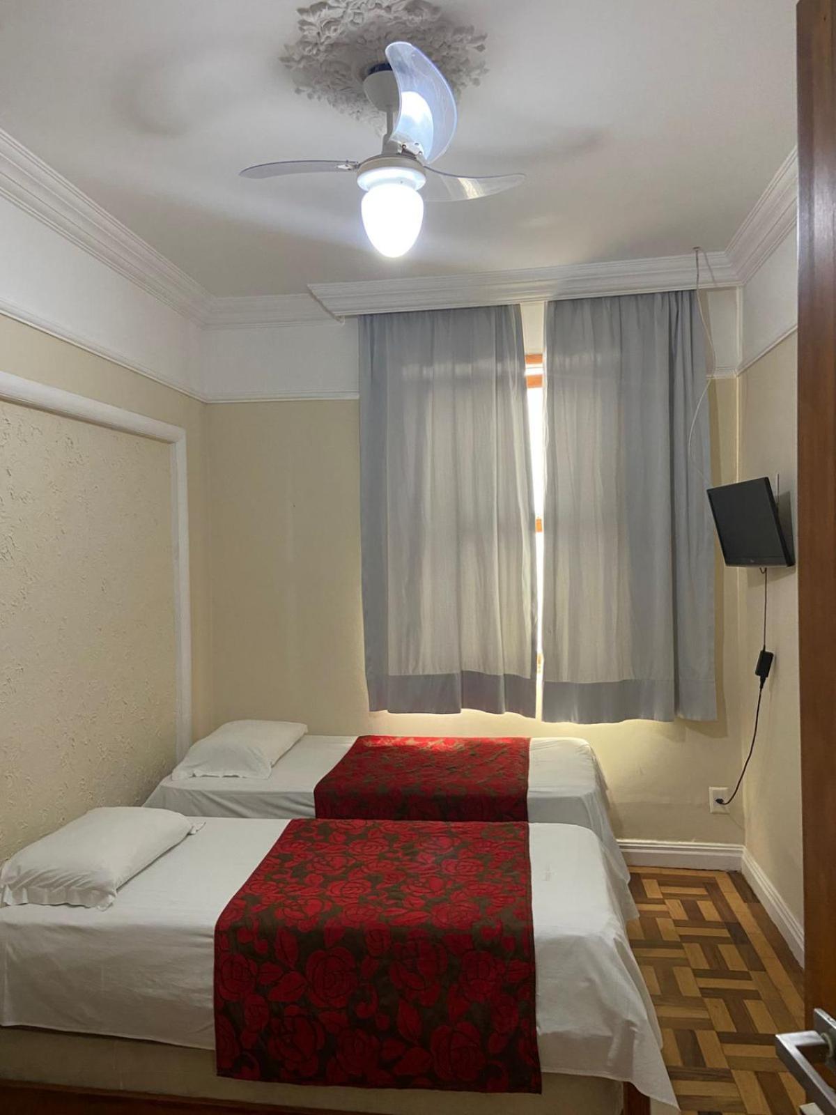 Quarto com 2 Camas de Solteiro